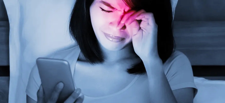 How the blue light from your phone can affect your eyes